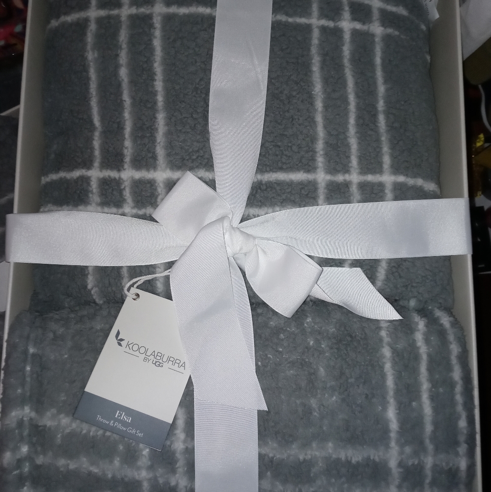Koolaburra by UGG Throw Blanket Pillow Set Grey